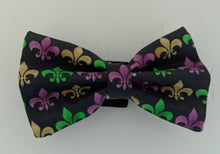 Load image into Gallery viewer, Koa's Ruff Life, the Mardi Gras Fleu de Lis Bow Tie for dogs