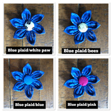 Load image into Gallery viewer, Koa's Ruff Lfe,the blue pliad flower for dog collar. Cover button may be made in white paw, bees, blue or pink. Great accessory for spring.