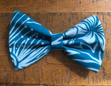 Load image into Gallery viewer, Koa's Ruff Life, this is the teal Hawaiian print bow tie.The Hawaiian Collection celebrates the Aloha spirit.