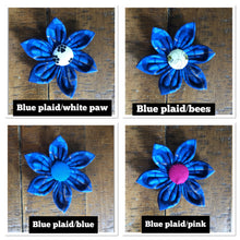 Load image into Gallery viewer, Koa&#39;s Ruff Lfe,the blue pliad flower for dog collar. Cover button may be made in white paw, bees, blue or pink. Great accessory for spring.
