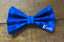 Load image into Gallery viewer, Koa&#39;s Ruff Life, the personalized navy cosmo blue large bow tie. Personalized with your pup&#39;s name!
